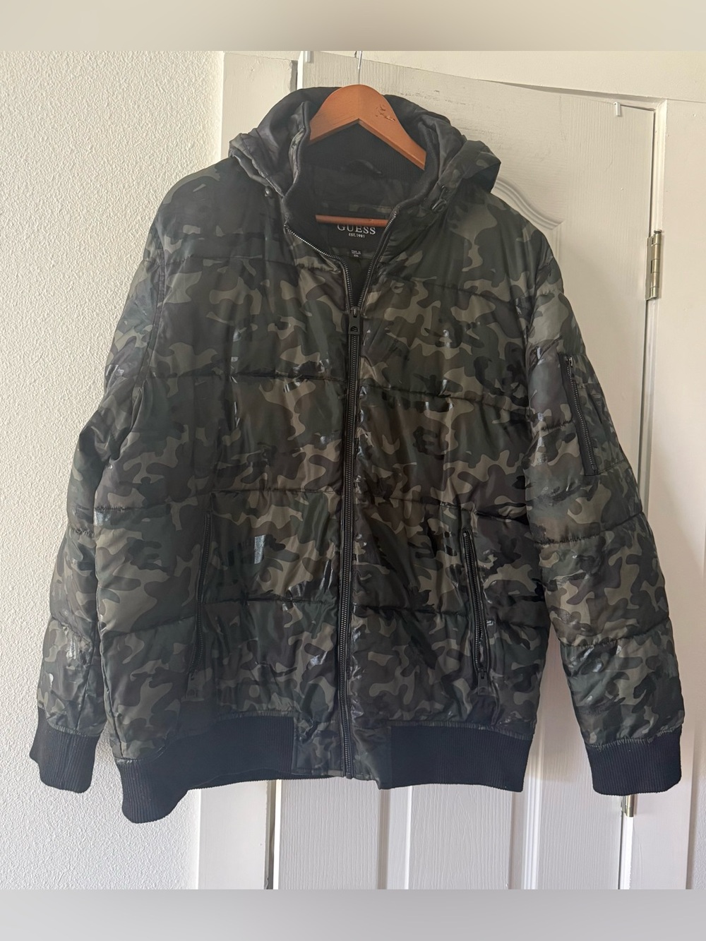 GUESS Men’s Camo Hooded Puffer Jacket XXL Green Black